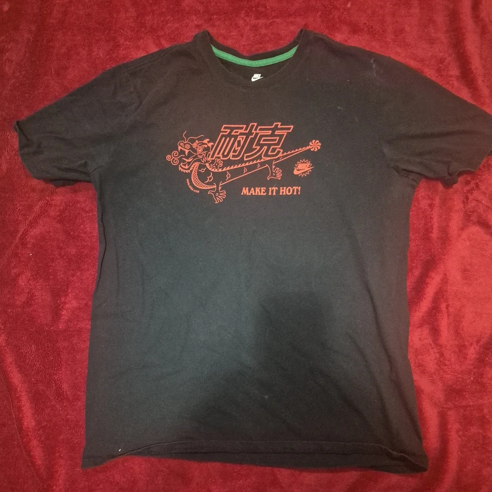 Nike Graphic Tee- MAKE IT HOT!